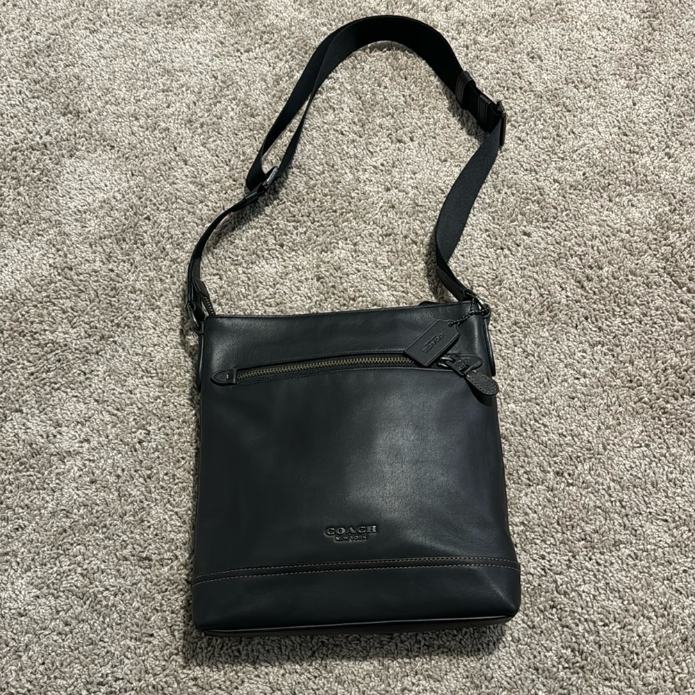 AUTHENTIC COACH Messenger/Crossbody black! It’s in LIKE NEW condition.